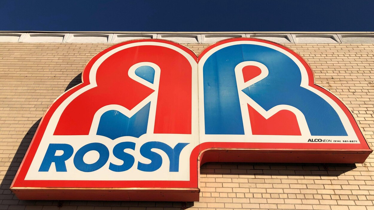 L'enseigne du magasin sur un mur de briques.