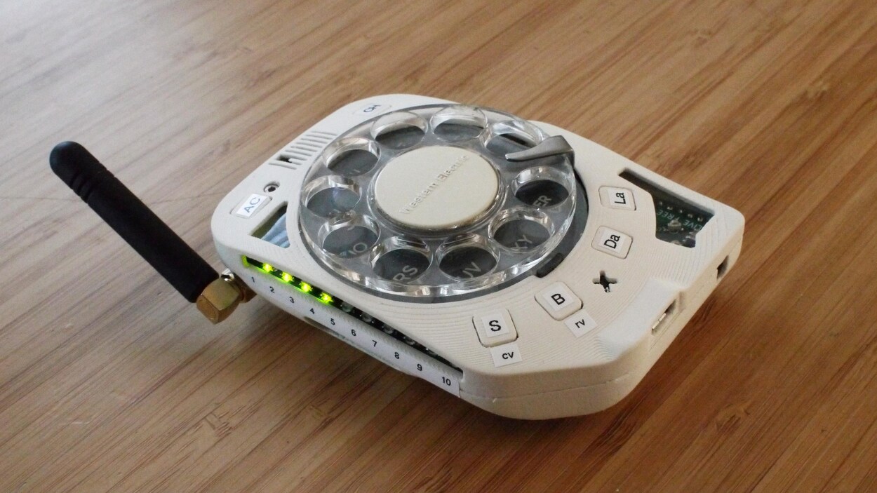 Un téléphone cellulaire personnalisé à cadran rotatif.