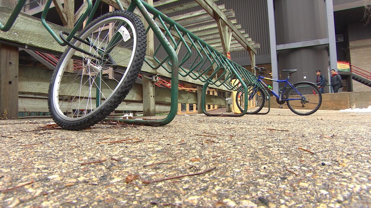 roue de vélo et vélo en arrière plan