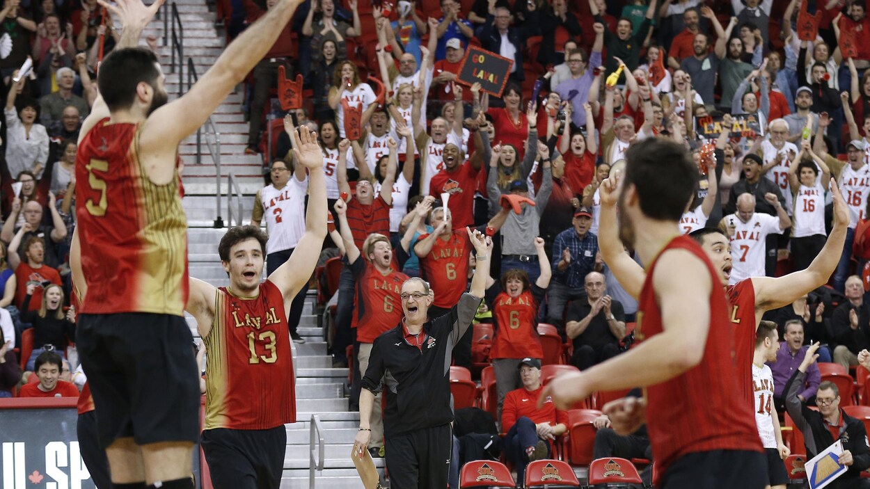 Les joueurs, l'entraîneur Pascal Clément et les partisans du Rouge et Or ont vécu de grandes émotions vendredi au PEPS en quart de finale du championnat canadien universitaire