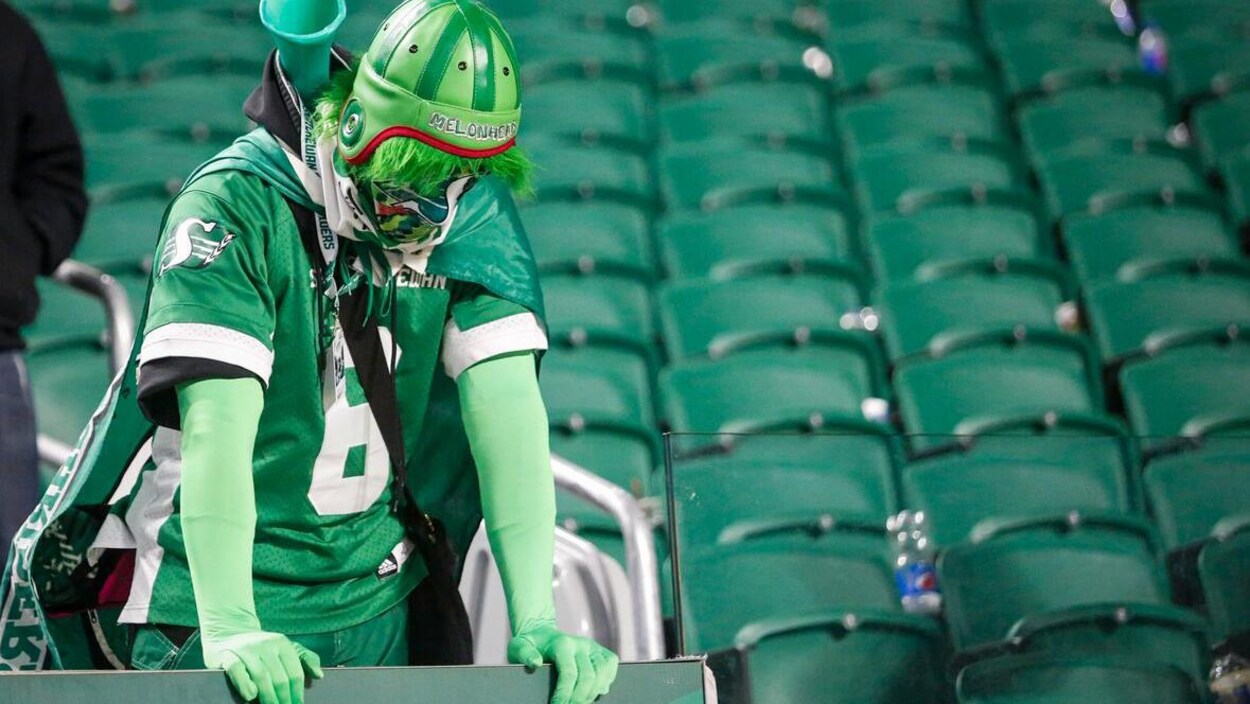 Un partisan des Roughriders a la mine basse dans les gradins.