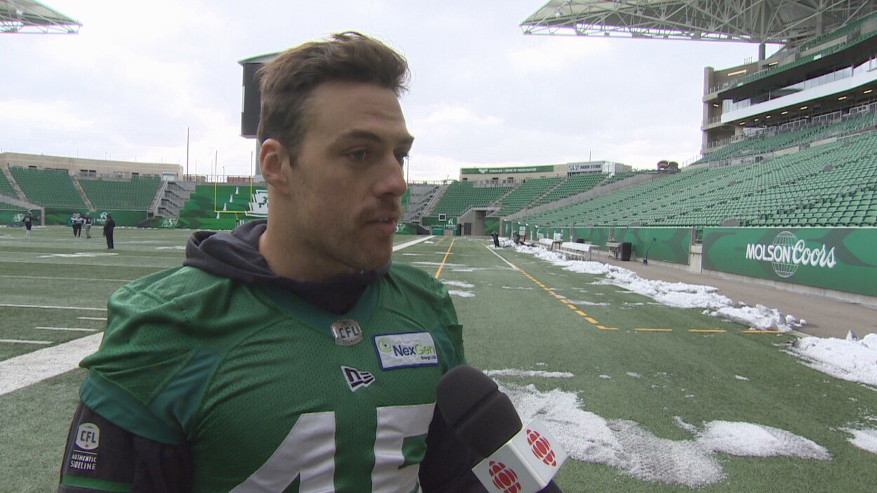 Alexandre Chevrier répond aux questions d'ICI Radio-Canada sur les lignes de côté du Stade Mosaic de Regina.