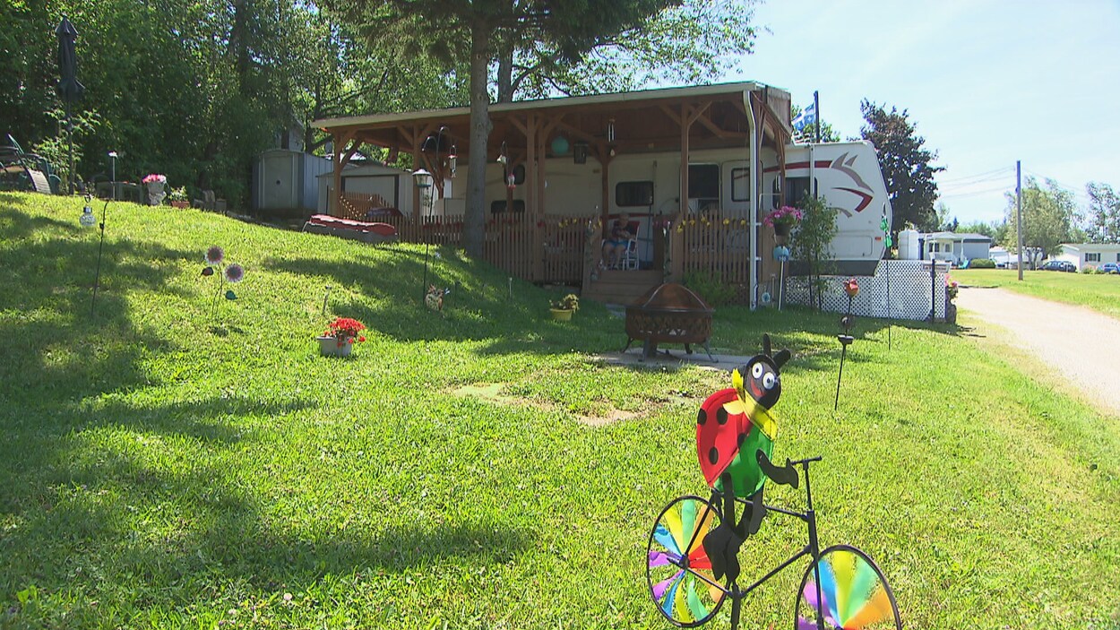 Une roulotte sur un terrain de camping