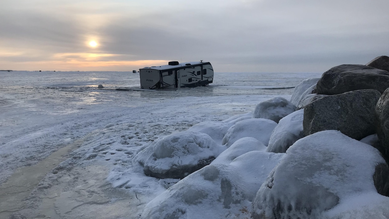 Une roulotte dont l'arrière est dans l'eau.