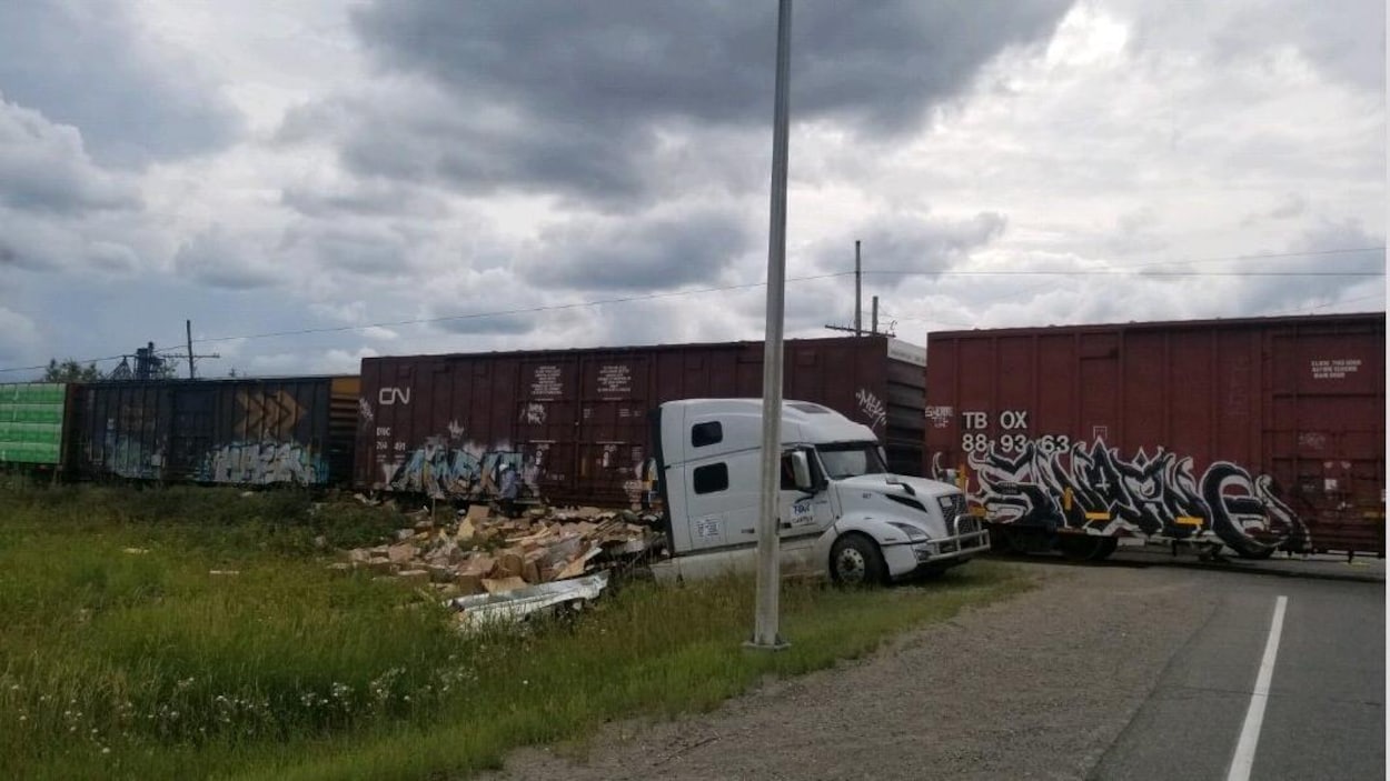 L'avant d'un camion après avoir été embouti par un train a priori.
