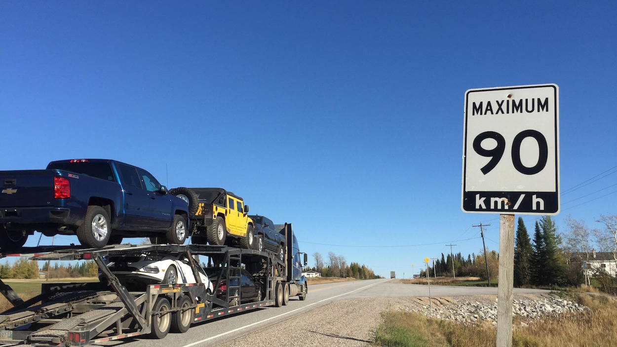 La limite de vitesse est de 90 kilomètres/heure sur la route 11 à deux voies dans le nord de l'Ontario. La limite de vitesse est de 90 kilomètres/heure sur la route 11 à deux voies dans le nord de l'Ontario.