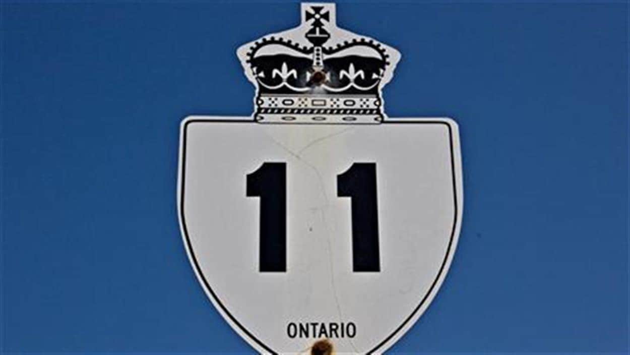 Une affiche de la route 11 sur fond de ciel bleu.