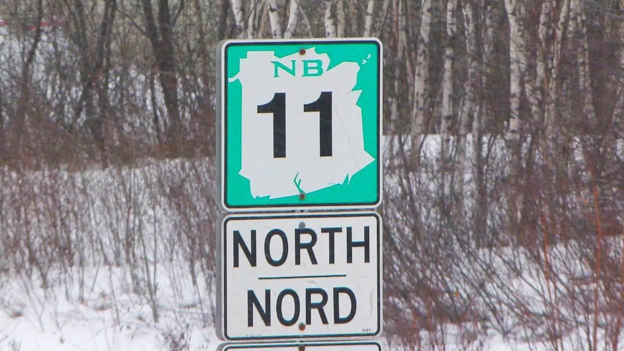 Panneau de signalisation de la route 11.