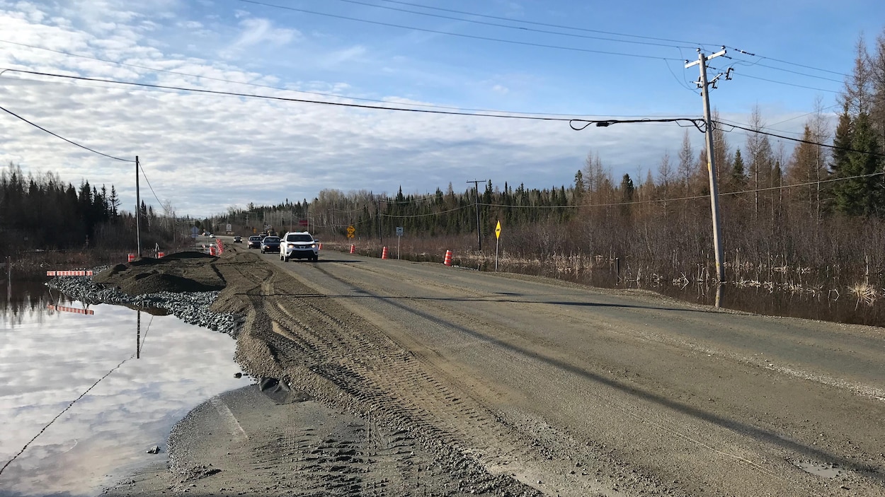 Une route où on a ajouté du sable pour la rehausser durant les inondations.