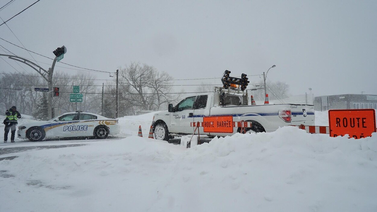Des véhicules d'urgence indiquent que la route 132 est fermée en raison des conditions météorologiques.