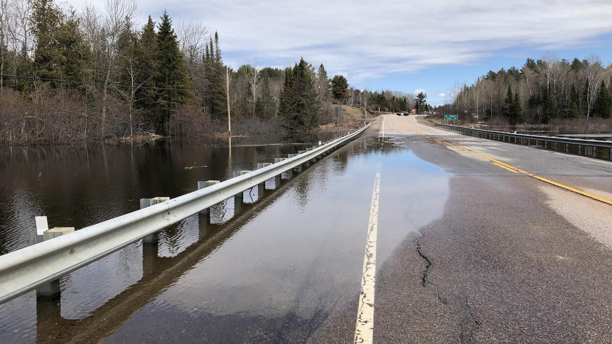 De l'eau sur une route.