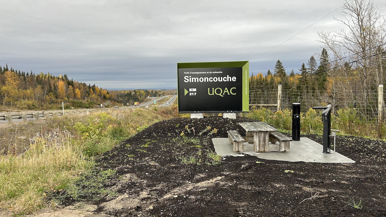 Une station de ravitaillement pour les cyclistes installée par l’UQAC sur la 175