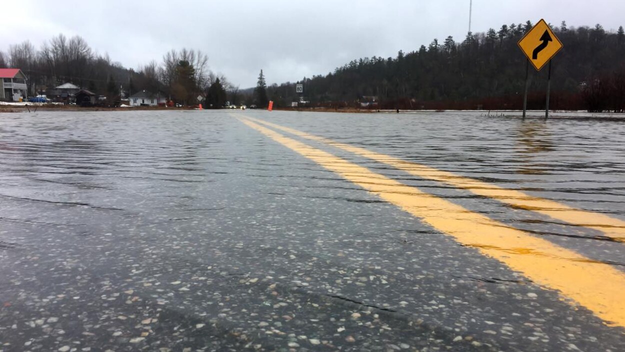 La route est submergée par l'eau.