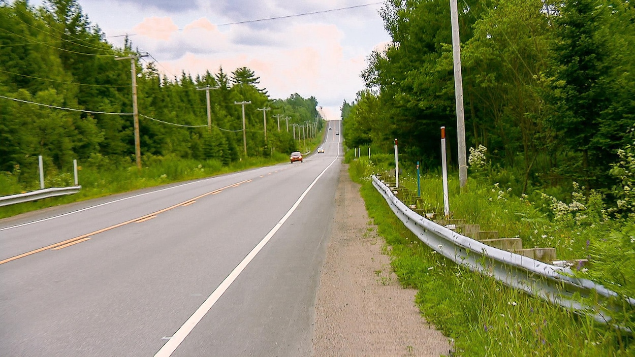 L'accotement et la route 365 sont dans un bon état à l'endroit où un cycliste a perdu la vie le 8 juillet 2017 L'accotement et la route 365 sont dans un bon état à l'endroit où un cycliste a perdu la vie le 8 juillet 2017
