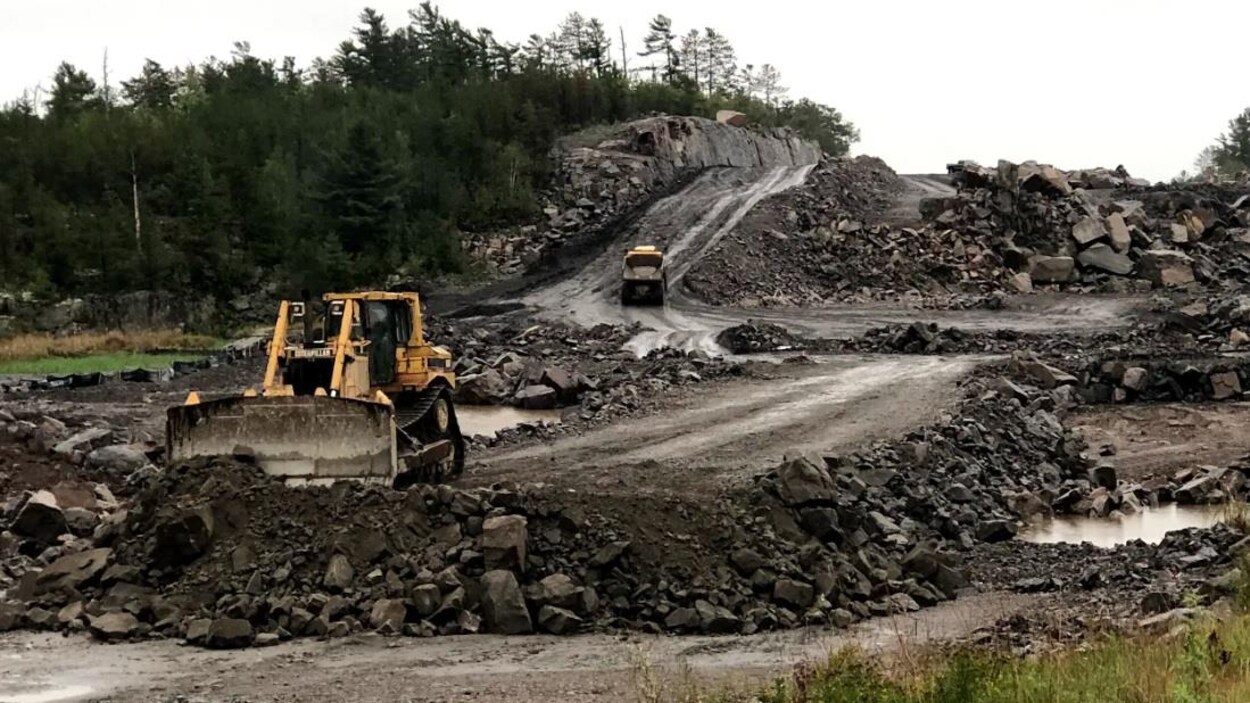 Des tracteurs effectuent des travaux de réparation d'une route.