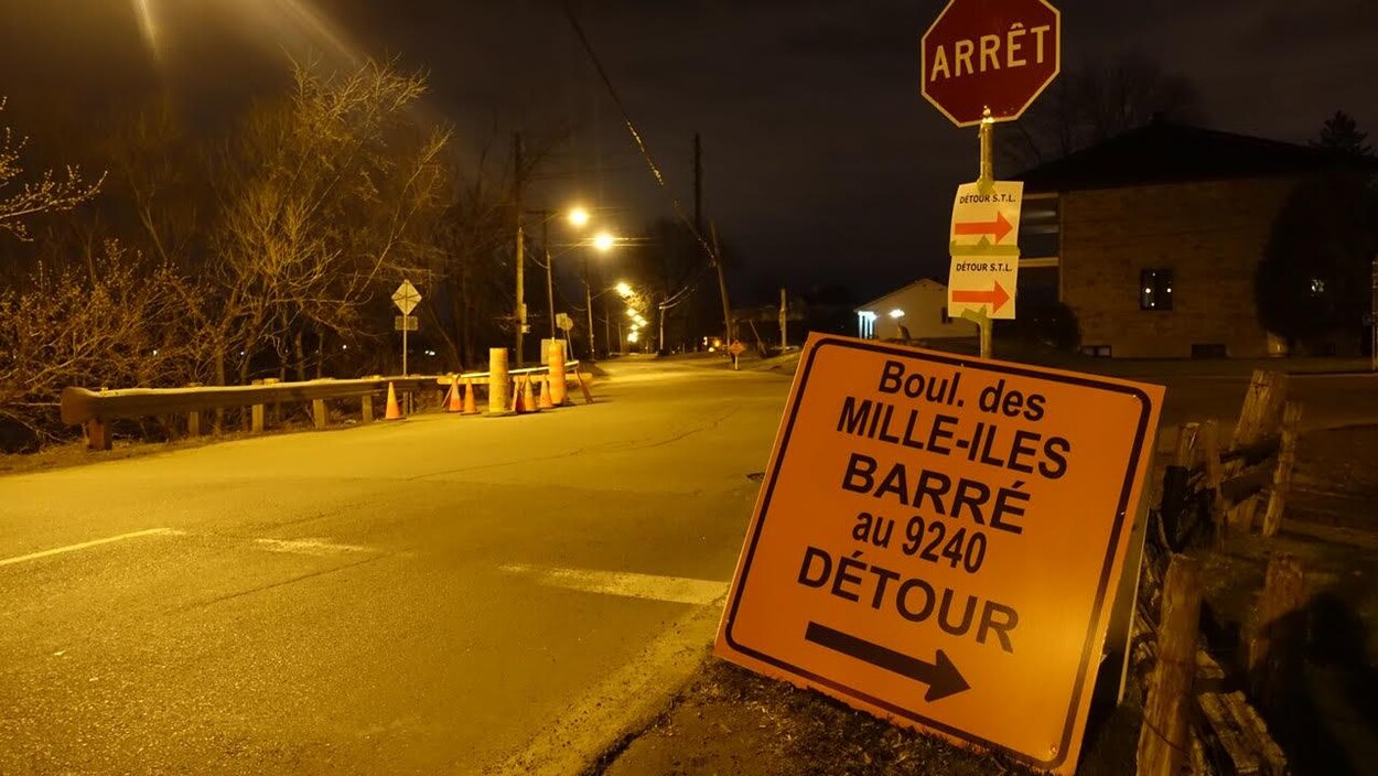 Le boulevard des Mille-Îles dans le quartier Saint-François de Laval s'est partiellement effondré. Le boulevard des Mille-Îles dans le quartier Saint-François de Laval s'est partiellement effondré.