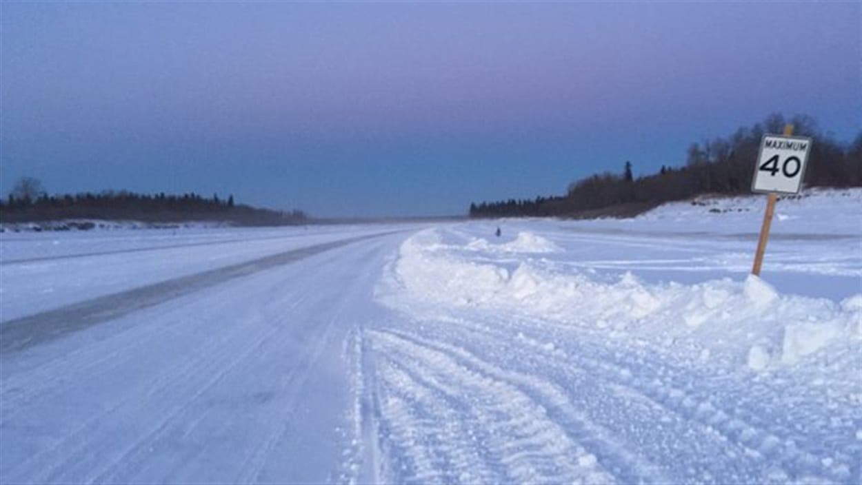 Route de glace de la baie James avec enseigne de vitesse à 40 km/h.