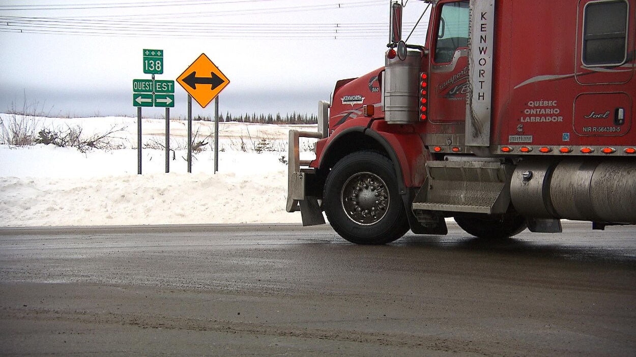 Un camion devant la route 138