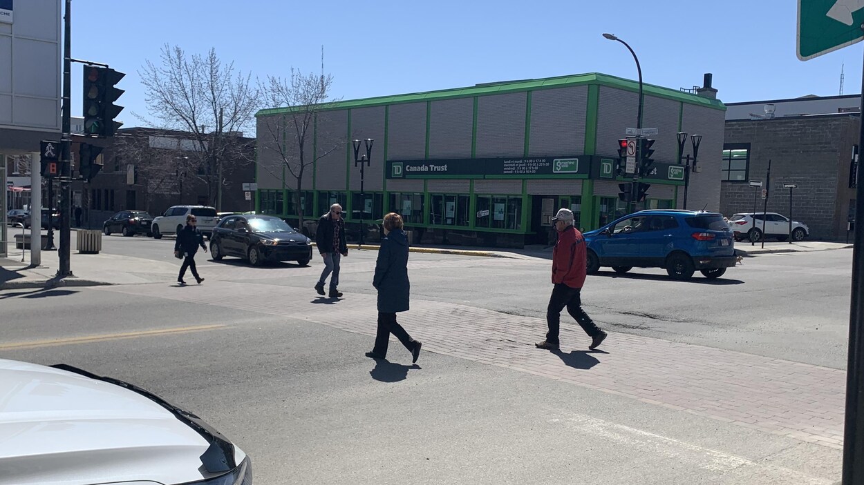 Des personnes traversent la rue au centre-ville de Rouyn-Noranda.