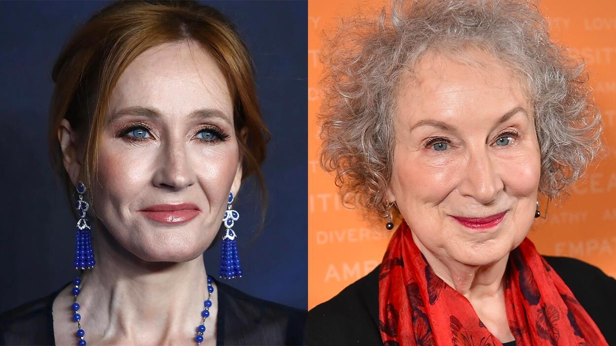 J.K. Rowling porte des bijoux bleus et Margaret Atwood porte un foulard rouge.