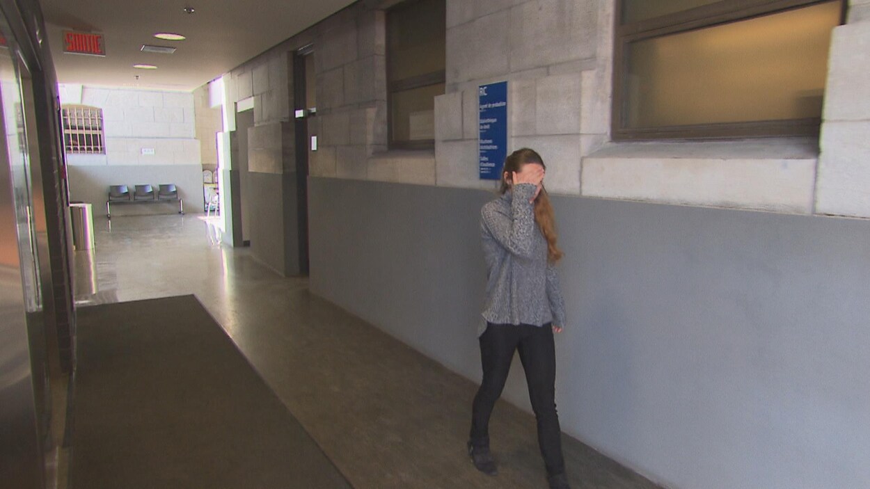 Roxanne Muise, une jeune femme dans la vingtaine, lors de son arrivée au palais de justice de Trois-Rivières.