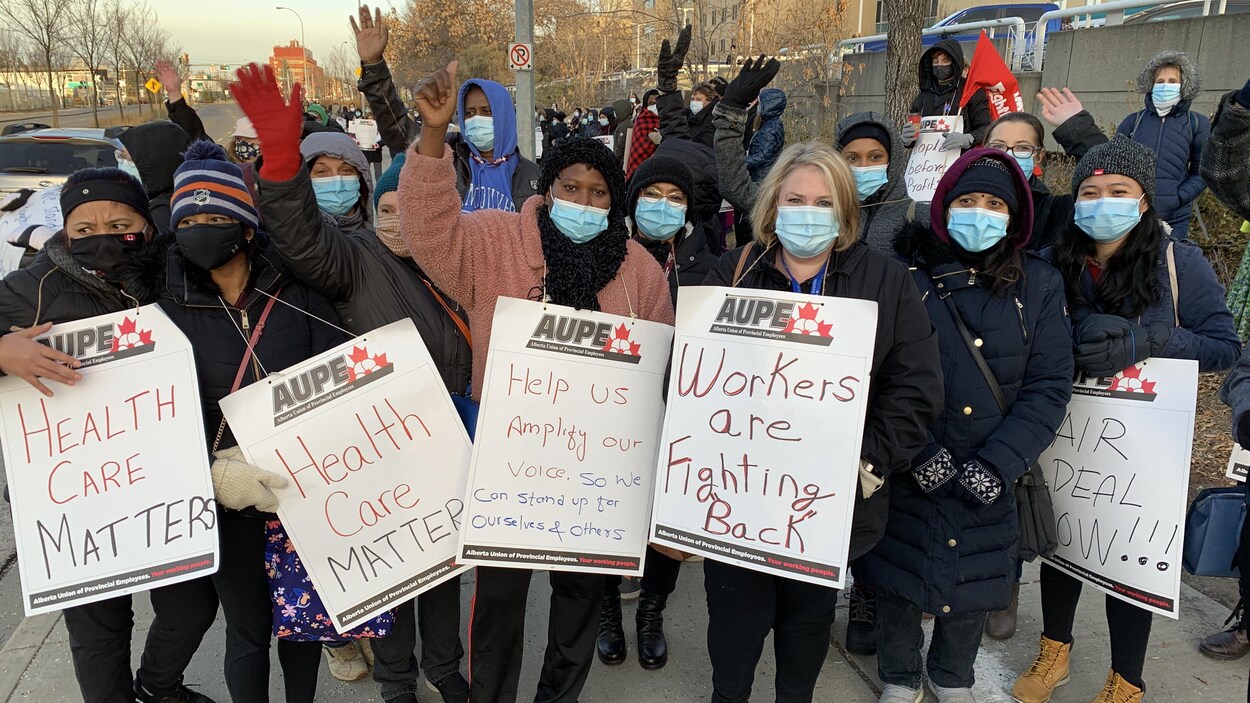 Des manifestants devant un hôpital.