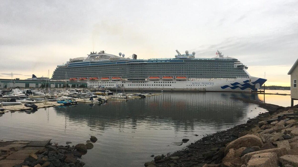 Le navire de croisière Royal Princess dans le port de Charlottetown en octobre 2018.