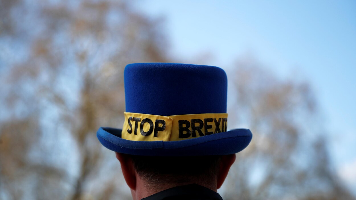 Un homme porte un chapeau sur lequel est écrit : « stop Brexit ».