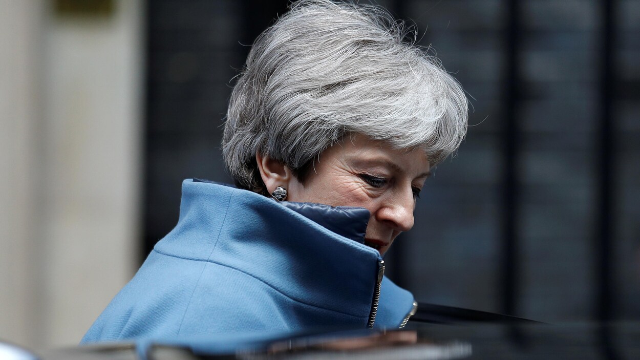 Theresa May à l'extérieur du 10, Downing Street.