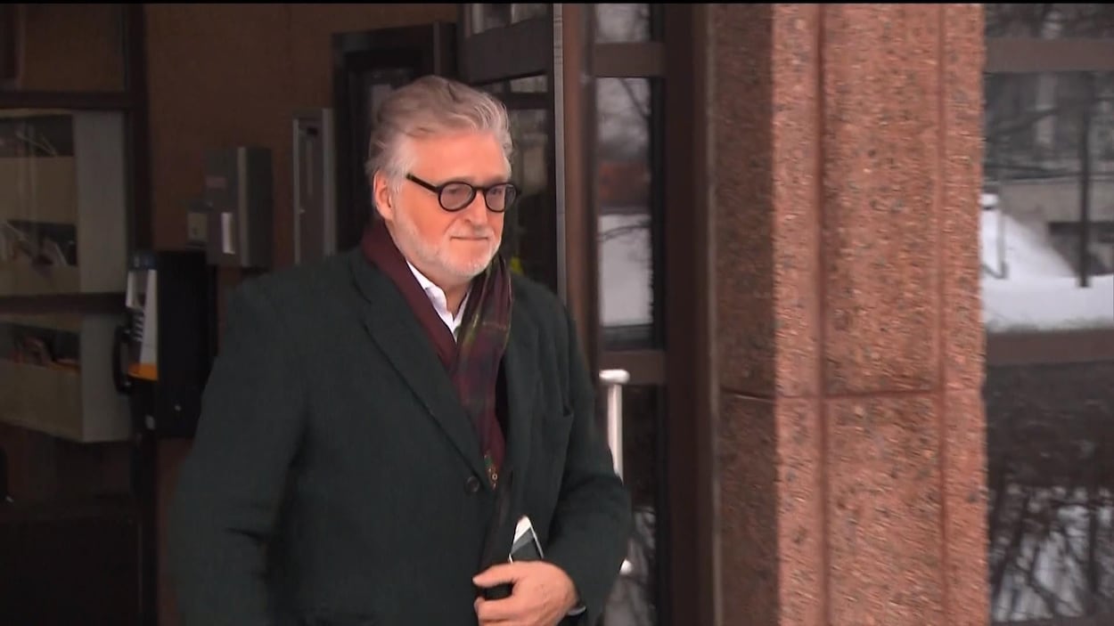 Gilbert Rozon à sa sortie du Centre opérationnel Est du SPVM en août dernier