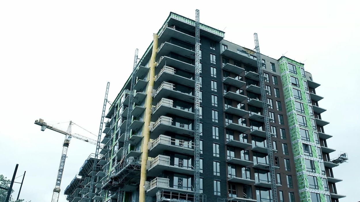 Un chantier de construction de plusieurs étages.