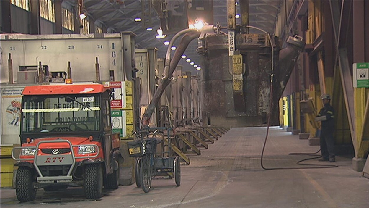 Un travailleur déplace de l'équipement à l'intérieur de l'usine Grande-Baie de Rio Tinto. Un travailleur déplace de l'équipement à l'intérieur de l'usine Grande-Baie de Rio Tinto.
