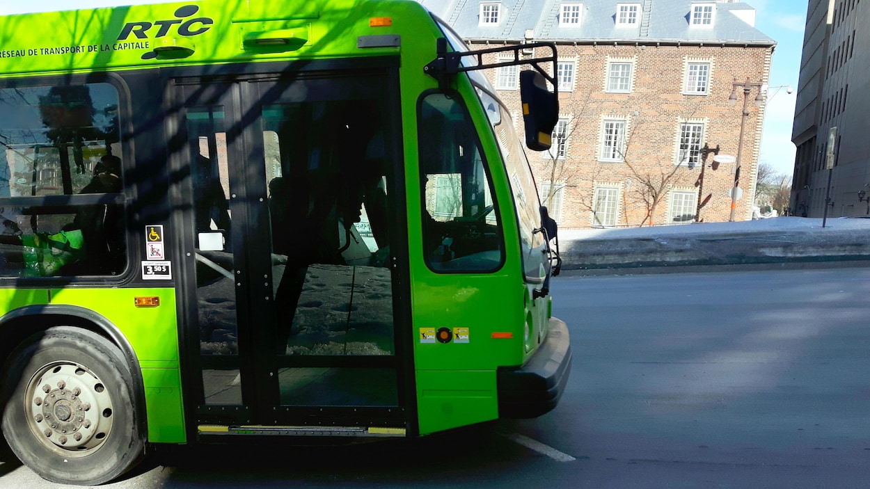 Autobus du RTC sur la route.