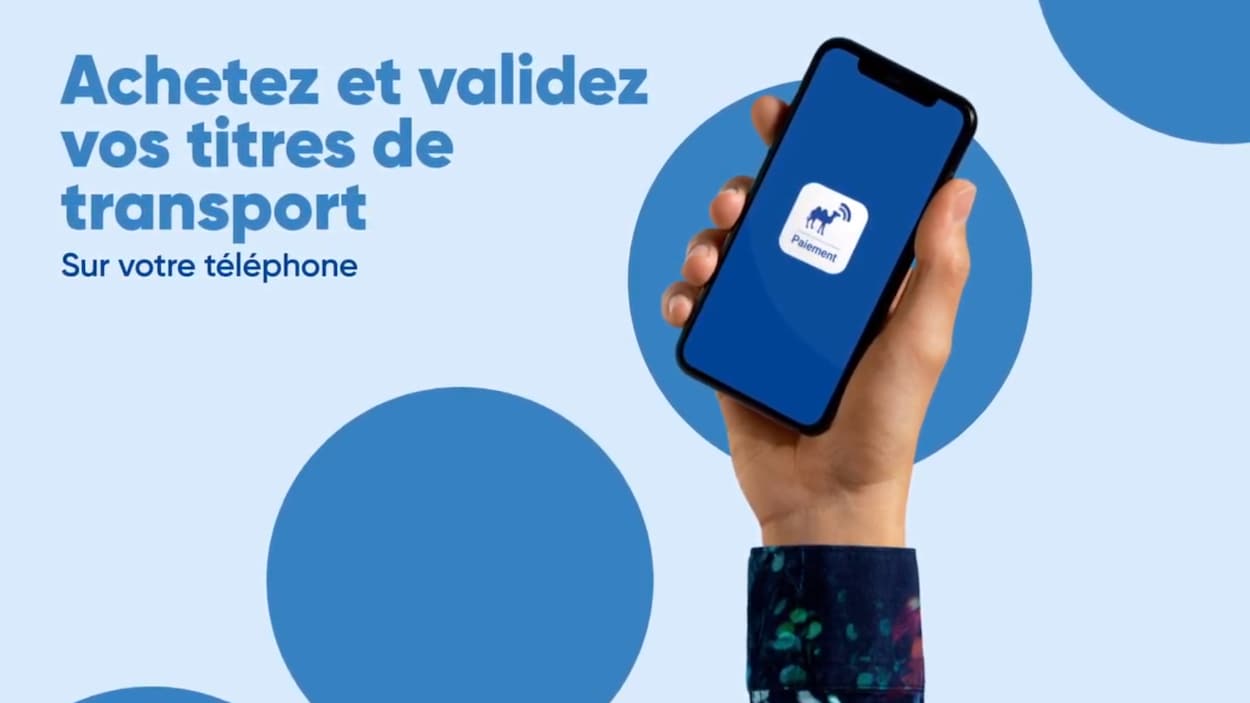 Une main tient un téléphone mobile avec l'inscription : Achetez et validez vos titres de transport sur votre téléphone.