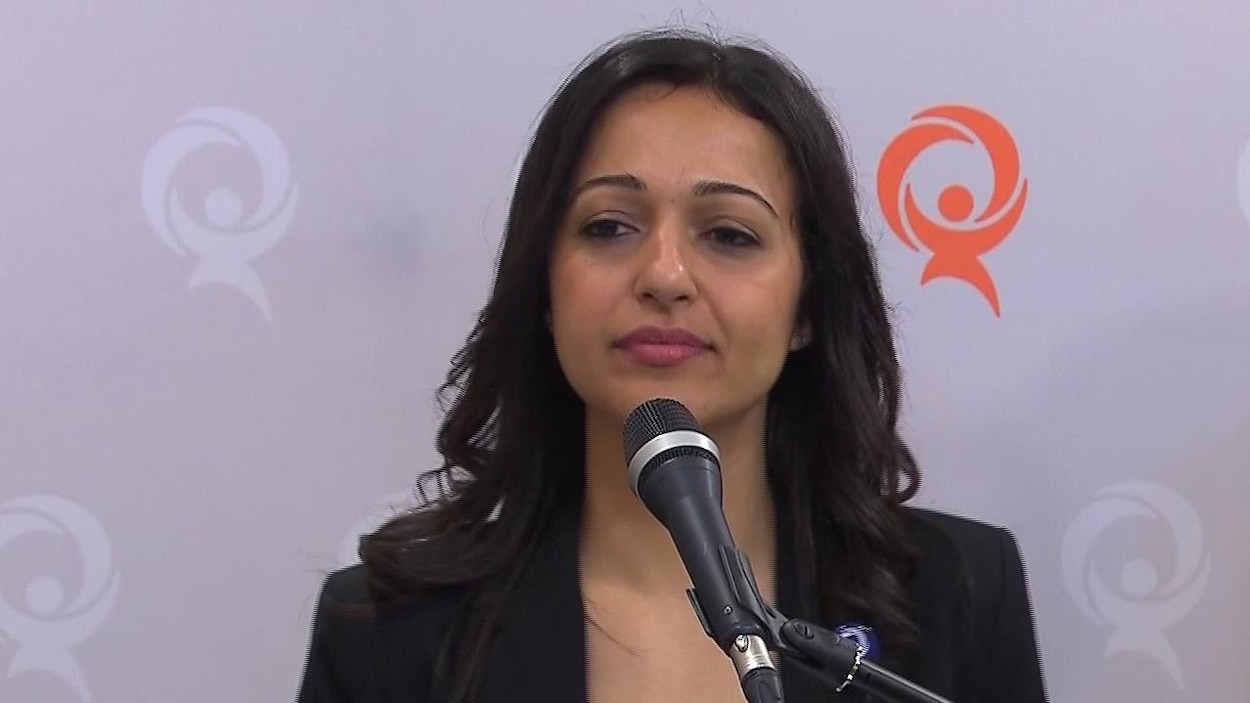 Ruba Ghazal devant un micro