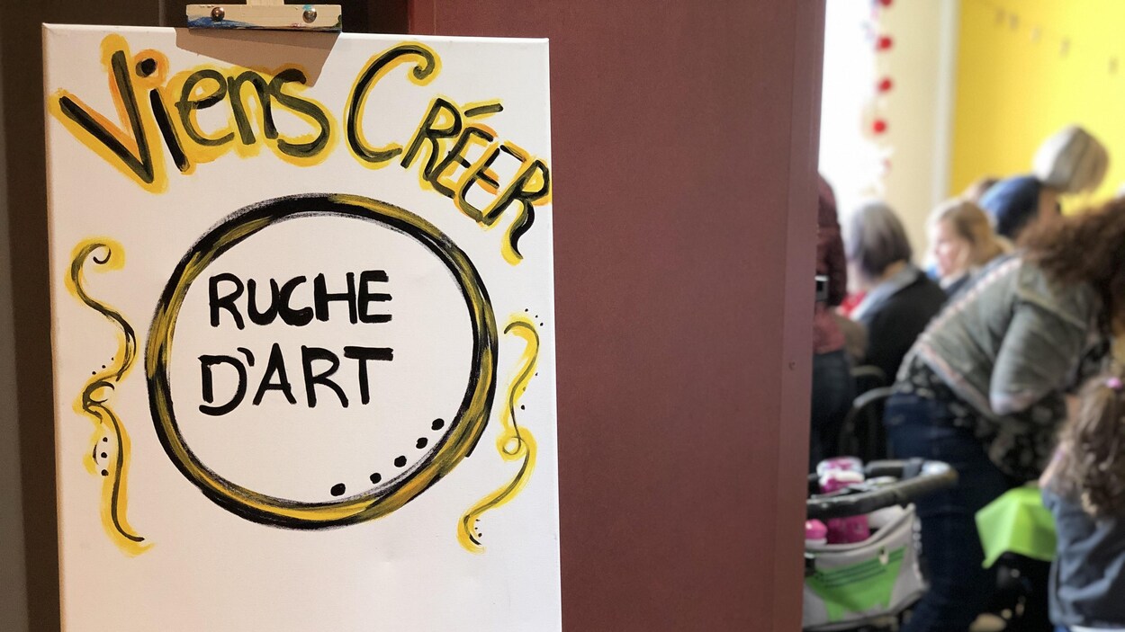 Un canevas sur lequel il est inscrit : «Viens créer. Ruche d'Art».