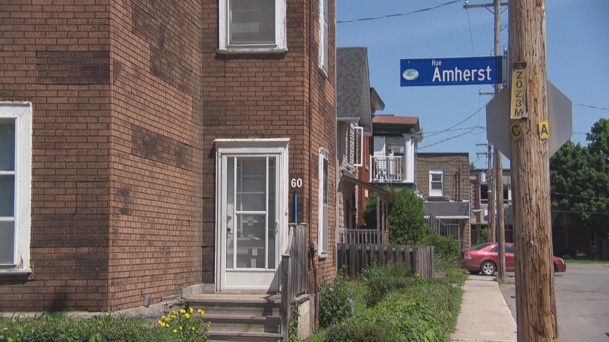 Une signalisation indiquant la rue Amherst.