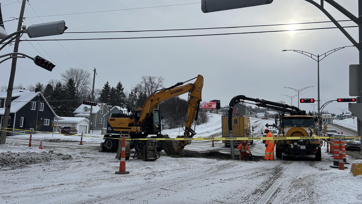 La fuite colmatée au coin de la rue Bossé et du boulevard Saint-Paul à Chicoutimi