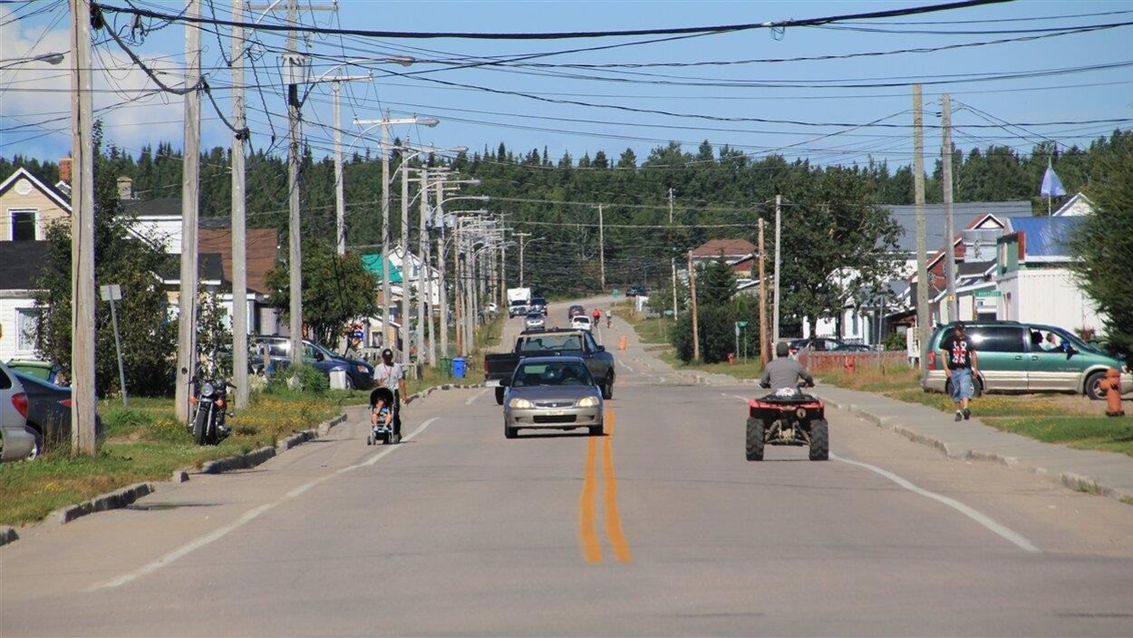 Une rue de Pessamit, à l'embouchure de la rivière Betsiamites, à 54 km au sud-ouest de Baie-Comeau. Une rue de Pessamit, à l'embouchure de la rivière Betsiamites, à 54 km au sud-ouest de Baie-Comeau.
