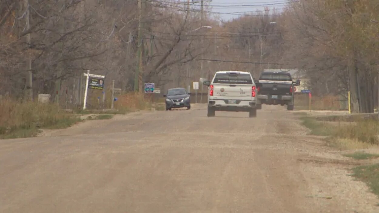 Des camions sur une route de gravier.