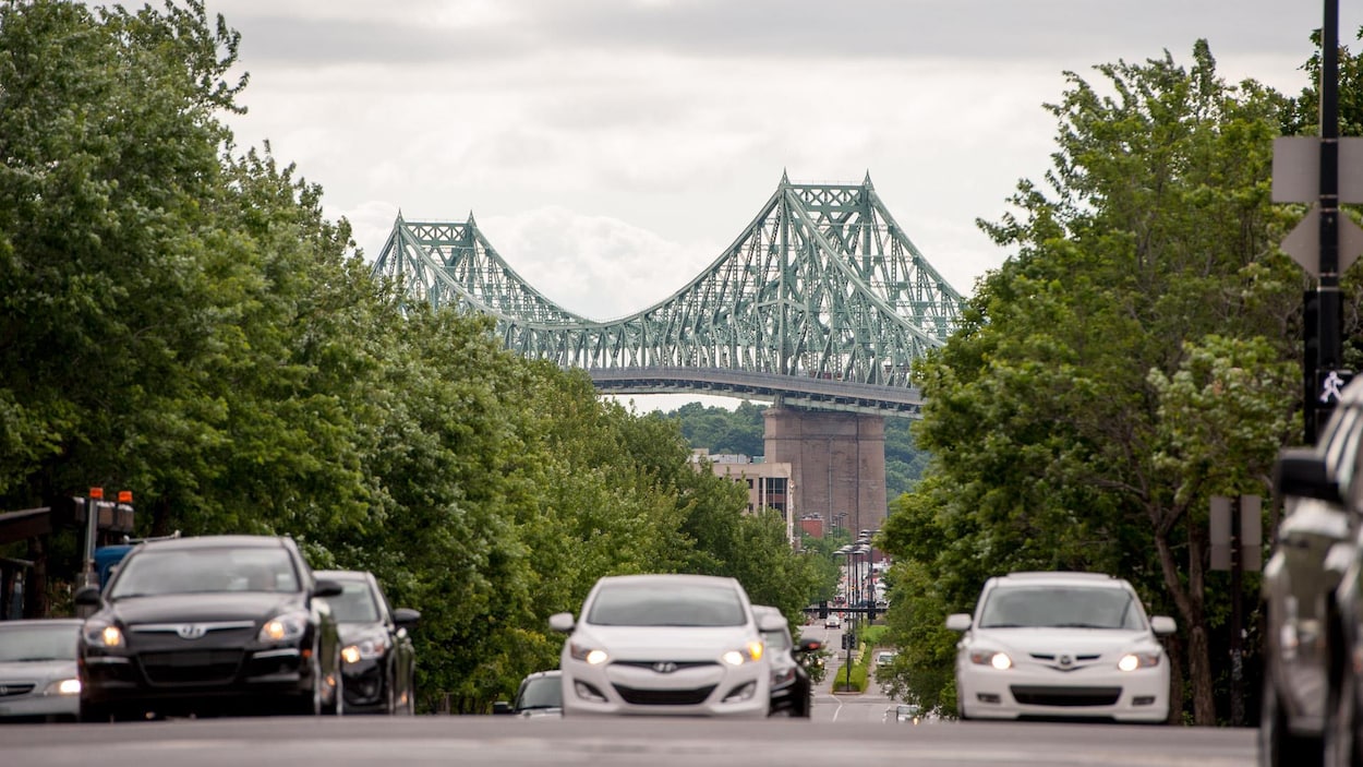 Une rue de Montréal donne sur le pont Jacques-Cartier, en été. Une rue de Montréal donne sur le pont Jacques-Cartier, en été.