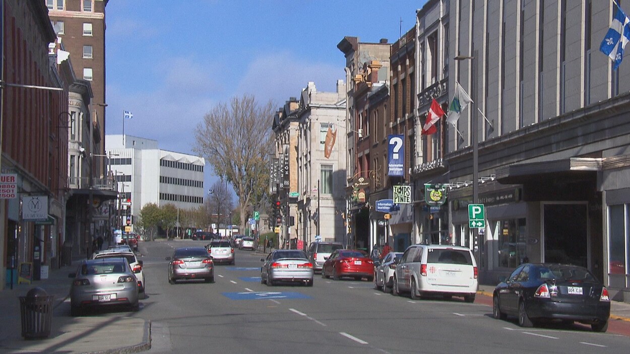 La rue Notre-Dame à Trois-Rivières en été.