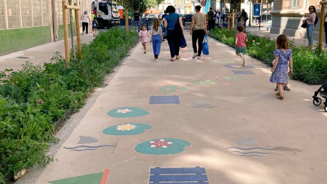 L'adjoint du maire de Paris, David Belliard a montré au maire de Québec l'aménagement d'une rue près d'une école convertie en corridor sécuritaire pour les élèves.