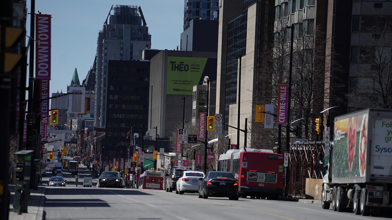 Des véhicules circulent sur la rue Rideau.