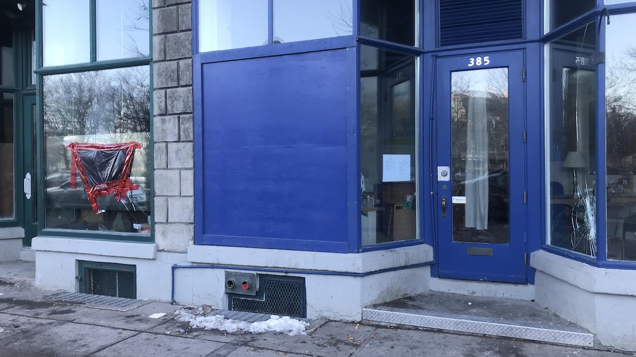 Deux locaux ayant les vitres cassées.