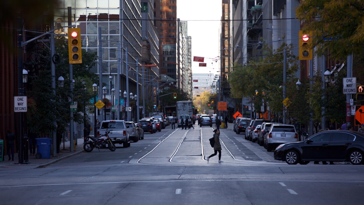 Un piéton traverse une rue du centre-ville de Toronto.