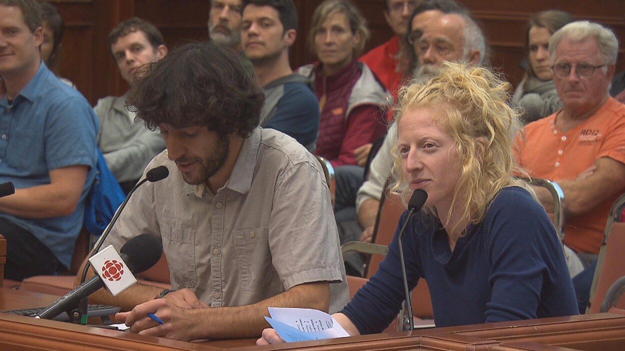 Mathieu Courchesne et Stéphanie Leclerc sont au micro de l'hôtel de ville de Sherbrooke.