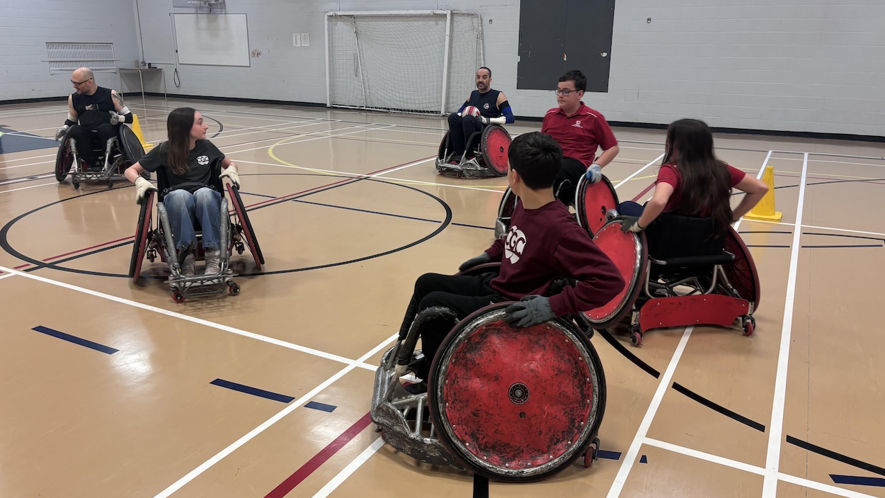 Des élèves de Lévis s'initient au rugby en fauteuil roulant