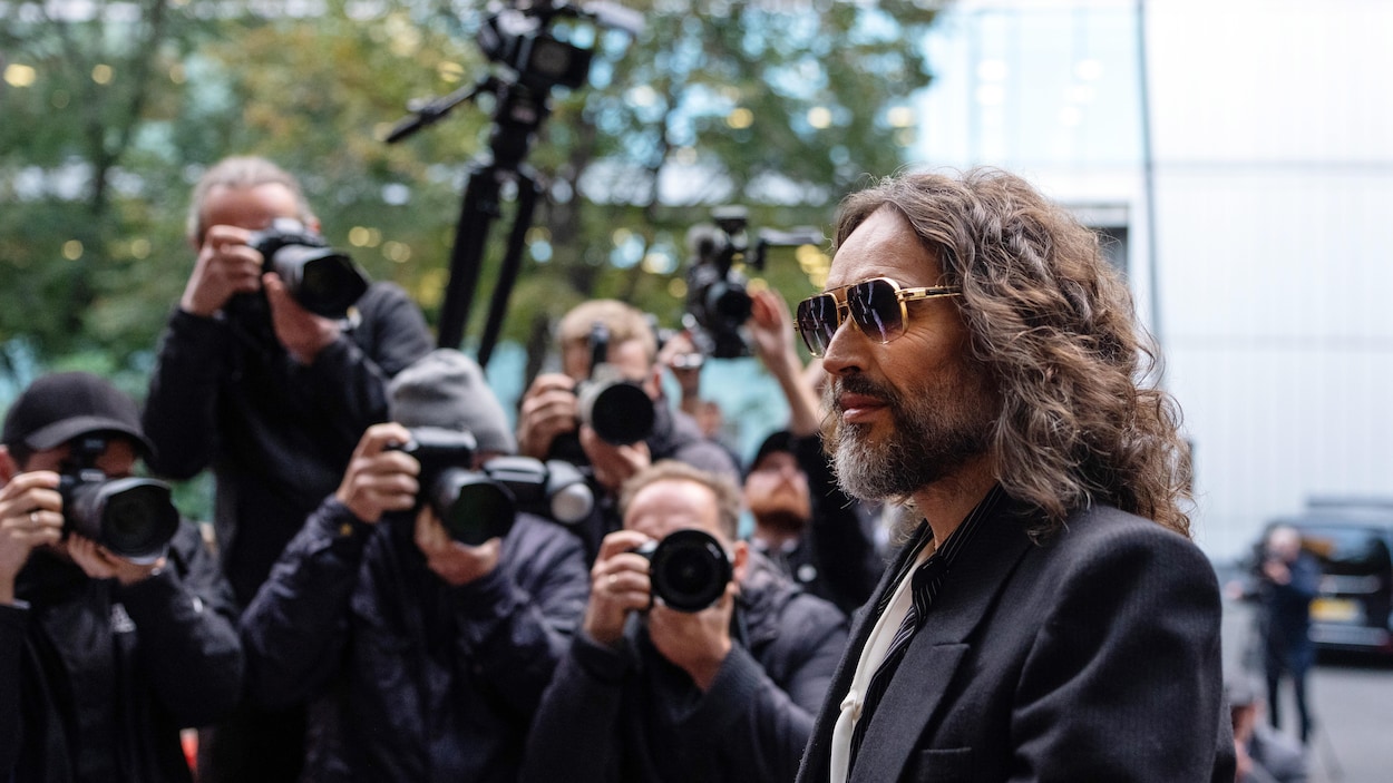 L’humoriste Russell Brand qualifié de « prédateur sexuel impitoyable » à son procès