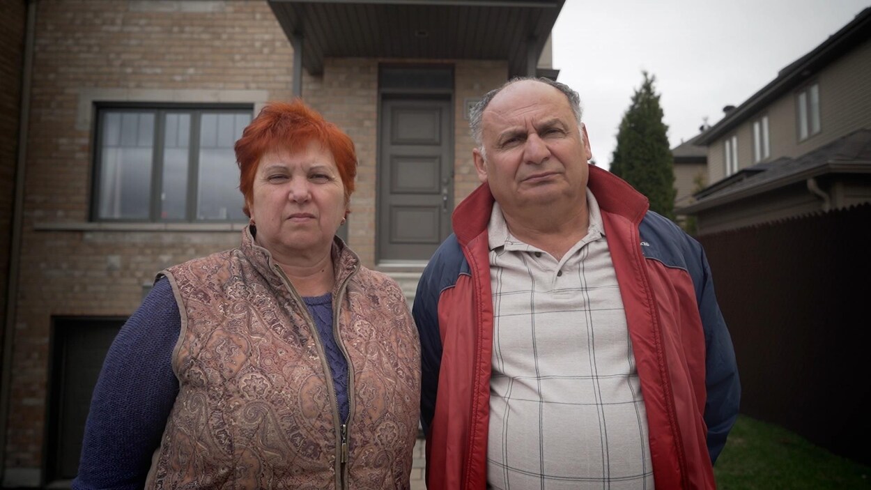 Galina Ilyayeva et Sergey Ilyayev devant une bâtisse.